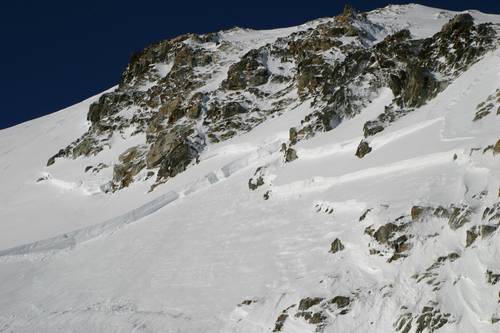 Photo 12 : Avalanche survenue au Gwächtenhorn le 18 mai. Deux personnes faisant partie d’un groupe de sept ont été emportées. Un blessé a dû être transporté par hélicoptère à l’hôpital d’Interlaken (photo : T. Jeandel, 19.05.2007).