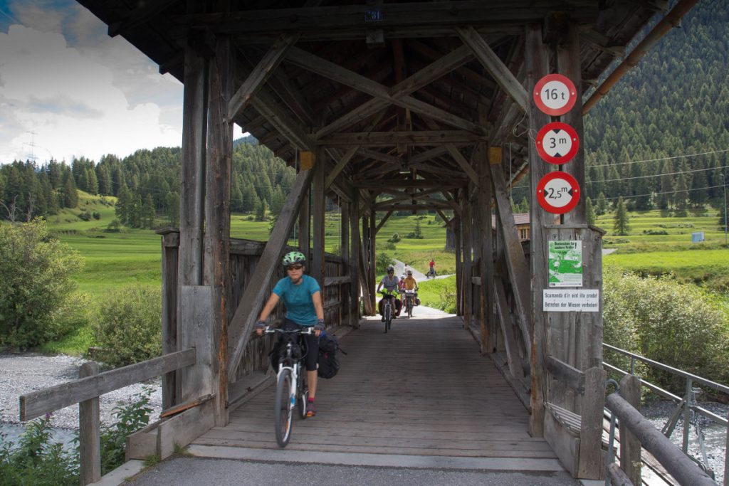 Inn Radweg - Un des innombrables pont de bois du parcours